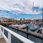 Arte Y Descanso. Apartamento Ubicado Al Lado Del Puerto Deportivo, En Pleno Casco Historico-Artistico De Cimadevilla Y Entre Las Dos Principales Playas De Gijon.
