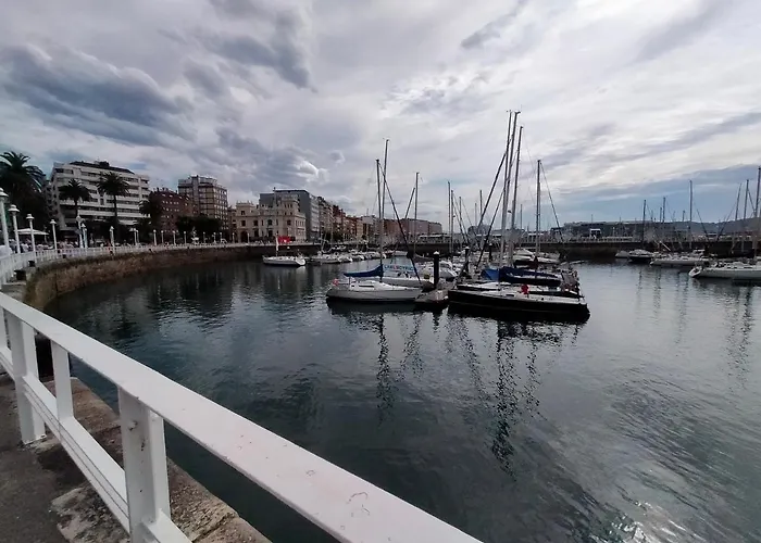 Arte Y Descanso. Apartamento Ubicado Al Lado Del Puerto Deportivo, En Pleno Casco Historico-Artistico De Cimadevilla Y Entre Las Dos Principales Playas De Gijon.